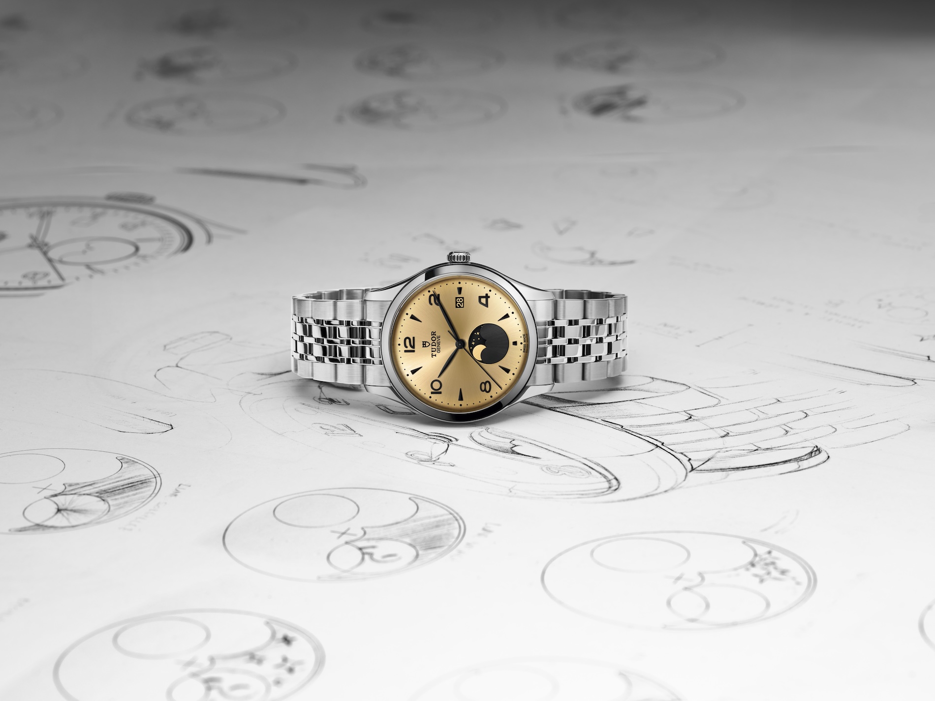 Close-up of the Luna’s bracelet and case, highlighting the polished and brushed finishes.
Emphasizes craftsmanship and heritage. 